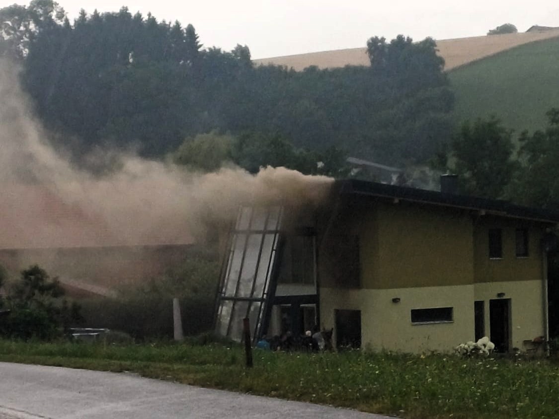 Brand im Dachbereich nach Blitzeinschlag