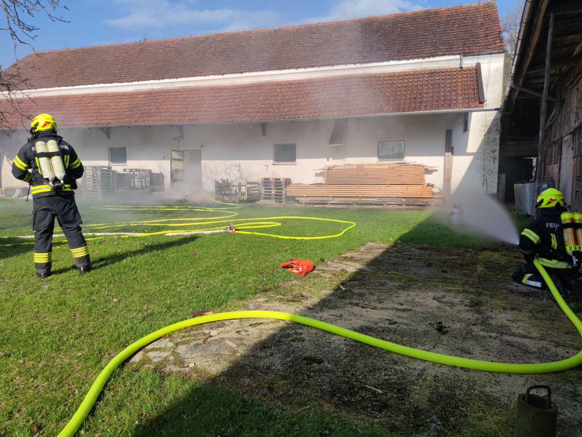 Übung: Brand eines landwirtschaftlichen Objektes mit vermissten Personen in Kellern